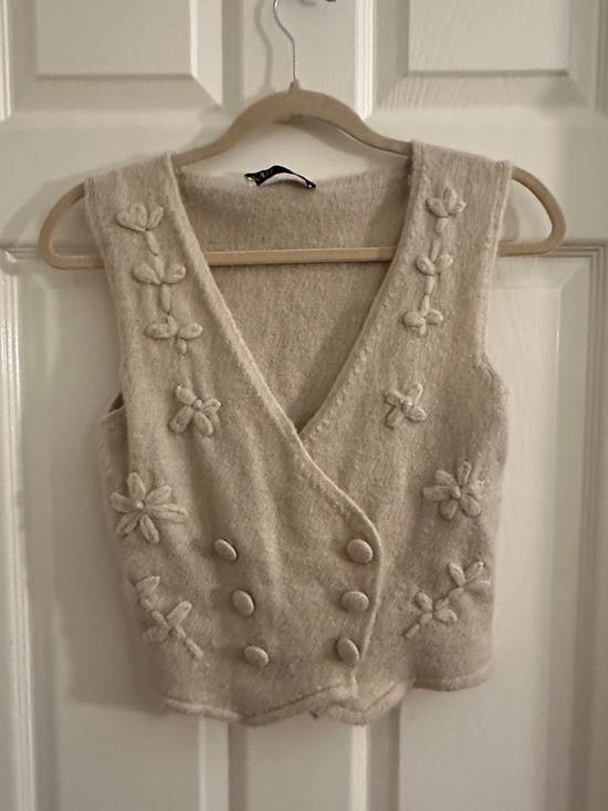Zara Sweaters - Zara Cream Floral Knit V-Neck Sweater Vest